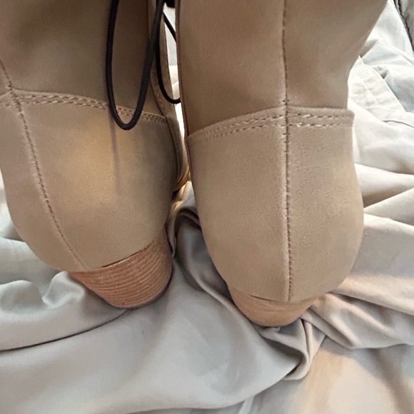 Ankle boots. - Picture 3 of 5